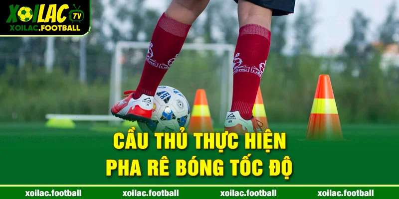 Cầu thủ thực hiện pha rê bóng tốc độ