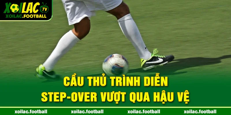 Cầu thủ trình diễn step-over vượt qua hậu vệ